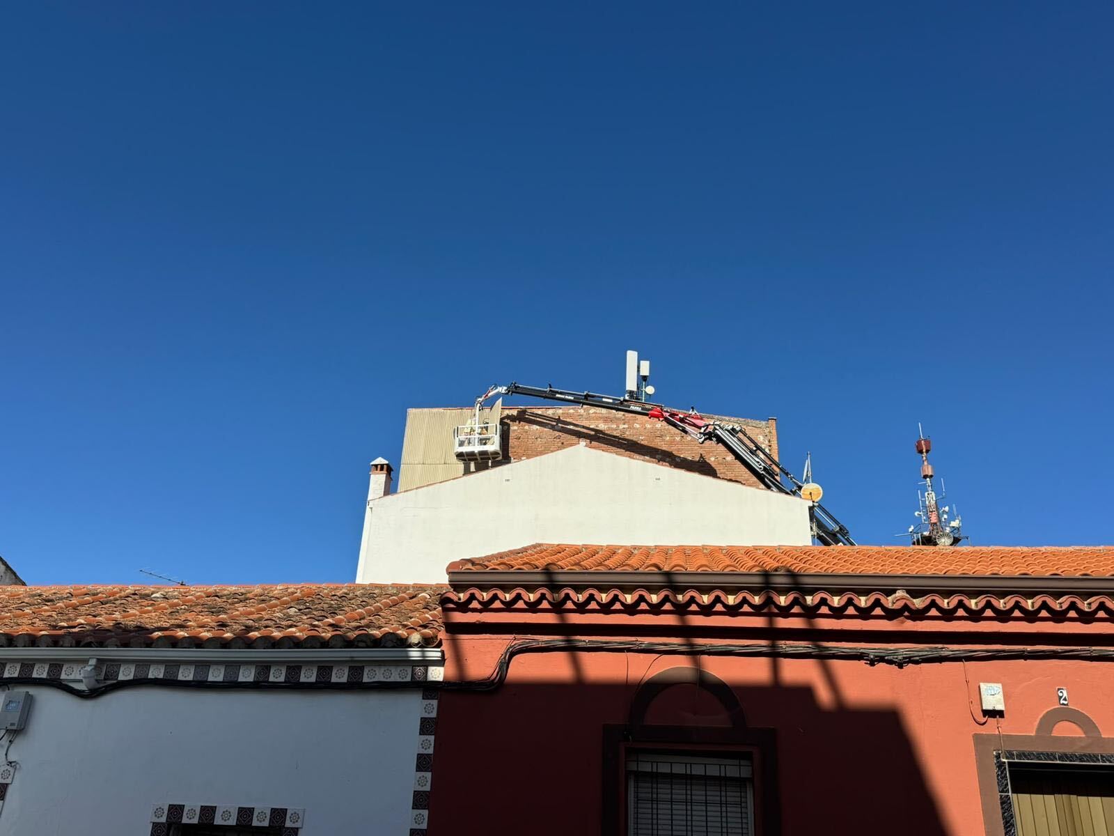 Construmaex realiza una retirada de placas pluviales en Cáceres